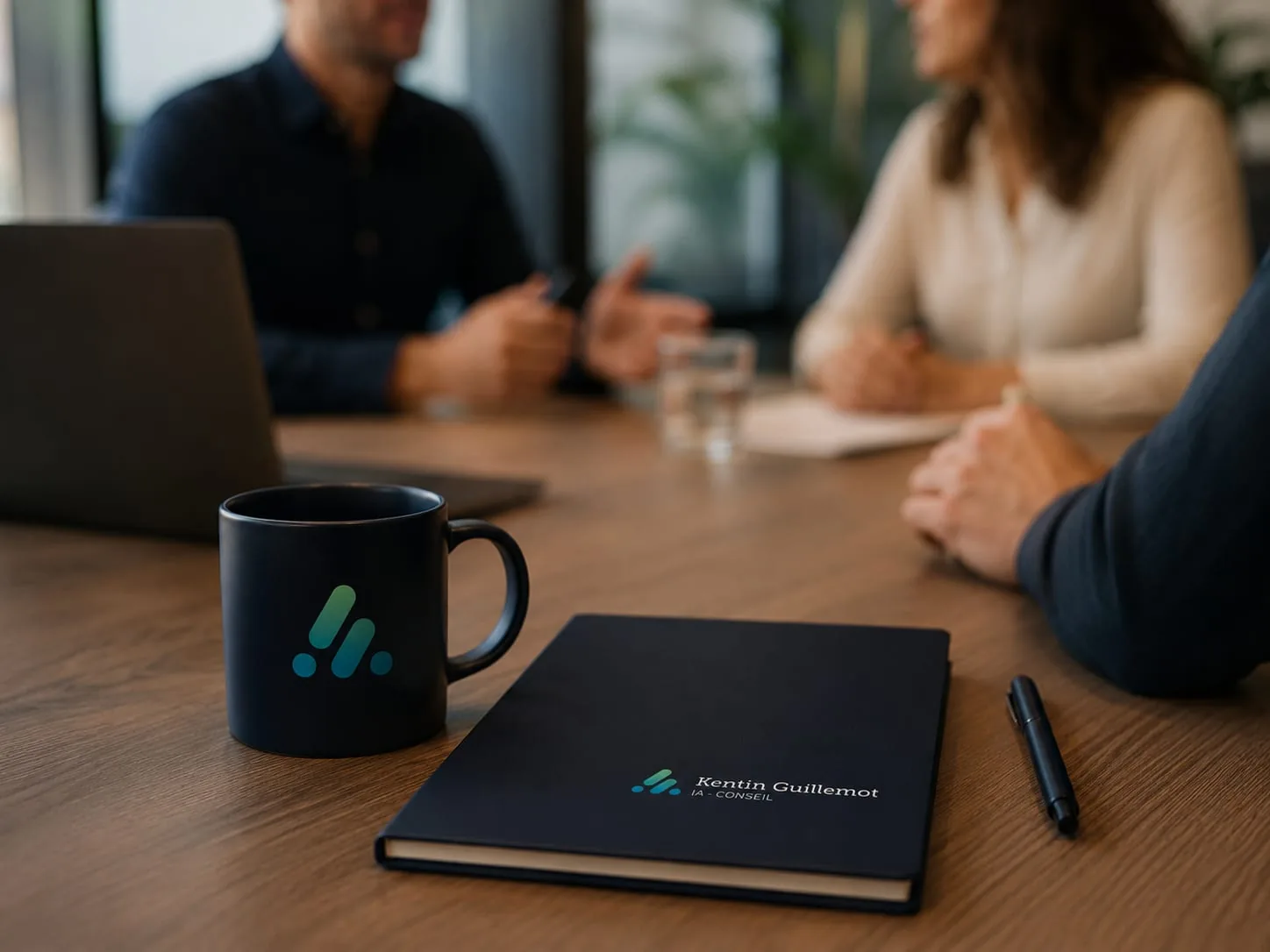 Carnet et supports Kentin Guillemot sur la table d'une salle de réunion